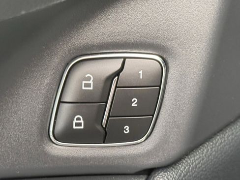 Used 2023 Ford Expedition Limited image 6