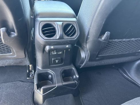 Used 2025 Jeep Wrangler Unlimited Rubicon AWD/4WD image 17