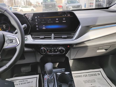 Used 2025 Chevrolet Trax LT w/ LT Convenience Package image 8
