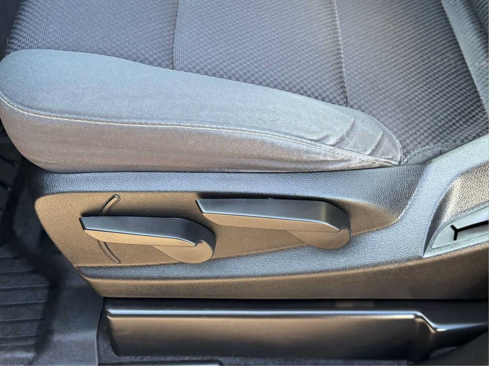 Used 2019 Chevrolet Silverado 1500 LT AWD/4WD image 16