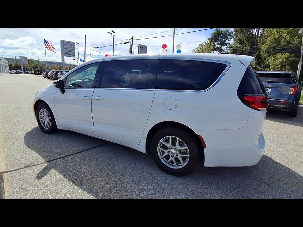 Used 2024 Chrysler Pacifica Touring-L FWD image 6