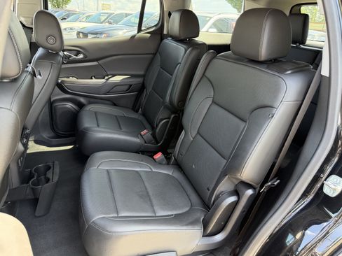 Used 2023 GMC Acadia SLT w/ Technology Package AWD/4WD image 32