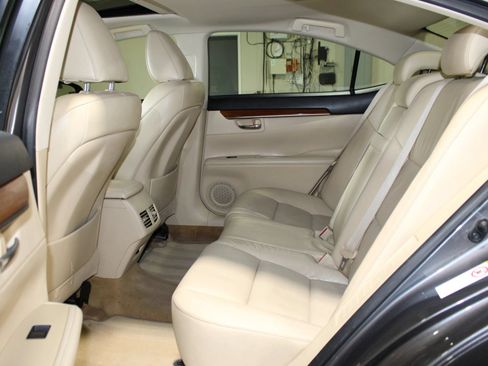Used 2013 Lexus ES 300h w/ Luxury Pkg FWD image 32