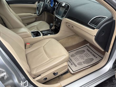 Used 2011 Chrysler 300 Limited image 8