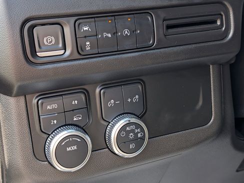 Used 2023 GMC Yukon SLT AWD/4WD image 31