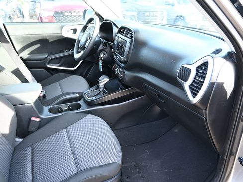 Used 2025 Kia Soul LX w/ LX Technology Package image 19