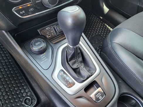 Used 2018 Jeep Cherokee Latitude Plus w/ Cold Weather Group AWD/4WD image 19