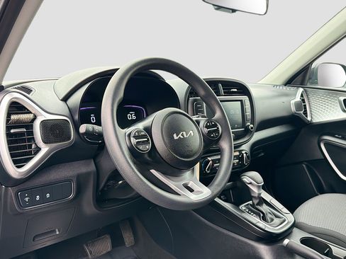 Used 2025 Kia Soul LX FWD image 3