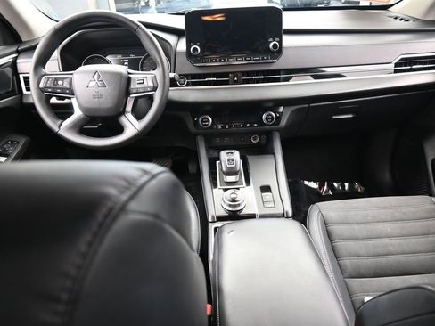 Used 2022 Mitsubishi Outlander SE image 40