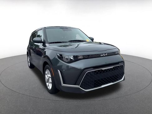 Used 2025 Kia Soul LX w/ LX Technology Package FWD image 3