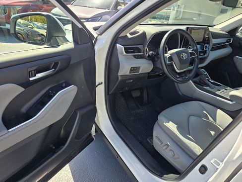 Used 2023 Toyota Highlander XLE AWD/4WD image 21