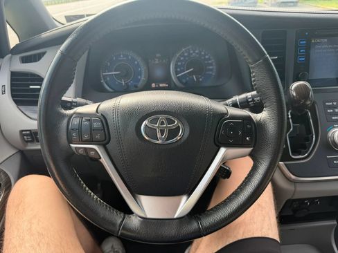 Used 2017 Toyota Sienna XLE w/ XLE Navigation Package FWD image 18