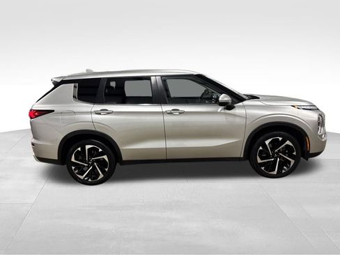 Used 2024 Mitsubishi Outlander SE Black Edition image 6