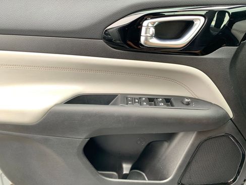 Used 2025 Jeep Compass Limited image 18