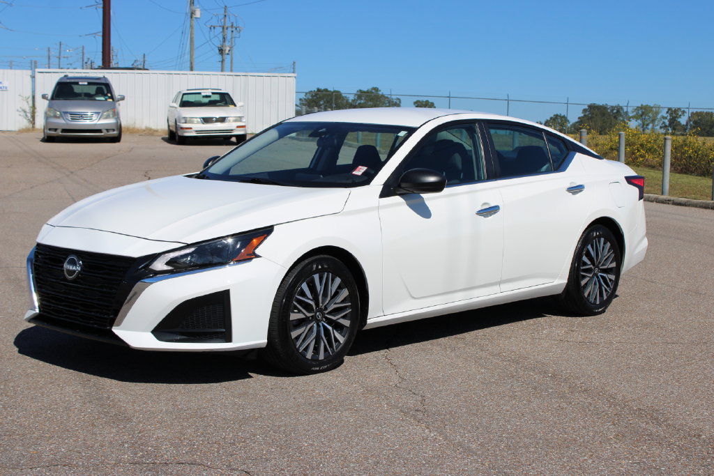 Used 2025 Nissan Altima 2.5 SV FWD image 2