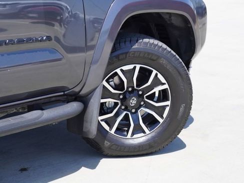 Used 2021 Toyota Tacoma TRD Sport w/ Technology Package AWD/4WD image 9