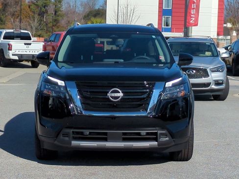 New 2025 Nissan Pathfinder SL image 9
