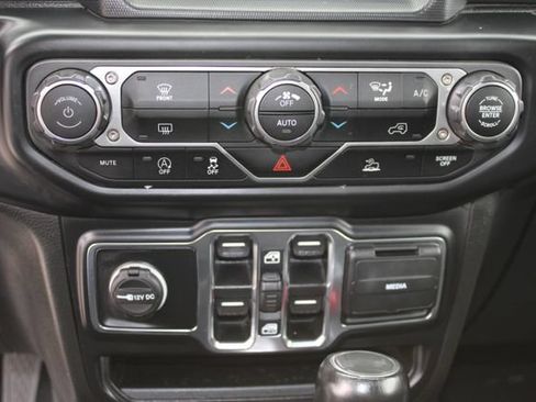 Used 2022 Jeep Wrangler Unlimited Sahara AWD/4WD image 15