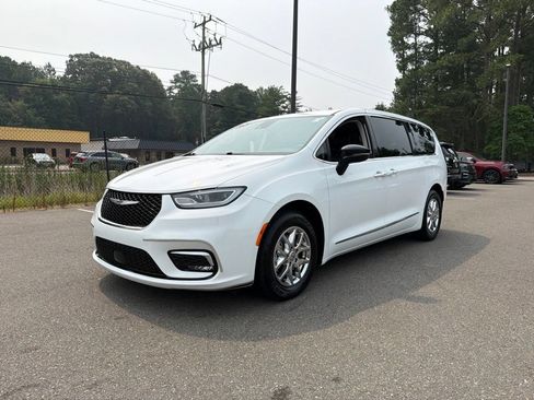 Used 2024 Chrysler Pacifica Touring-L FWD image 2
