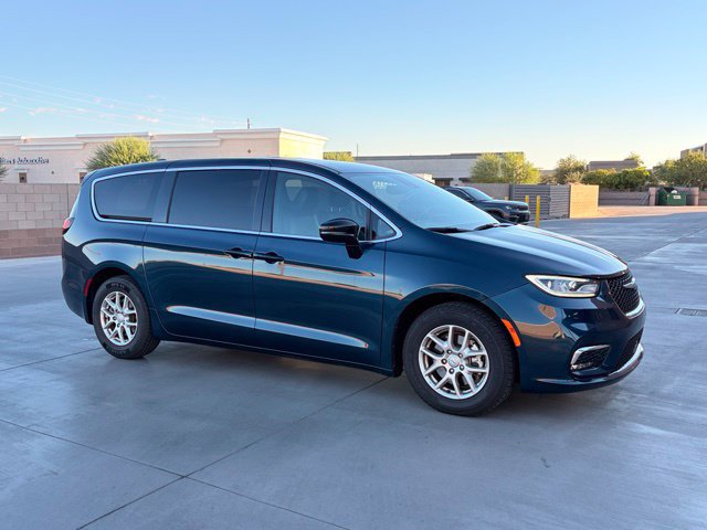 Used 2025 Chrysler Pacifica Select FWD image 5