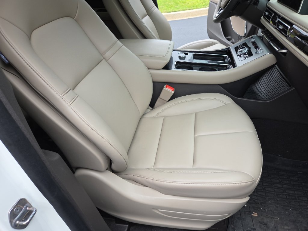 Used 2024 Lincoln Aviator AWD w/ Premium Package image 16