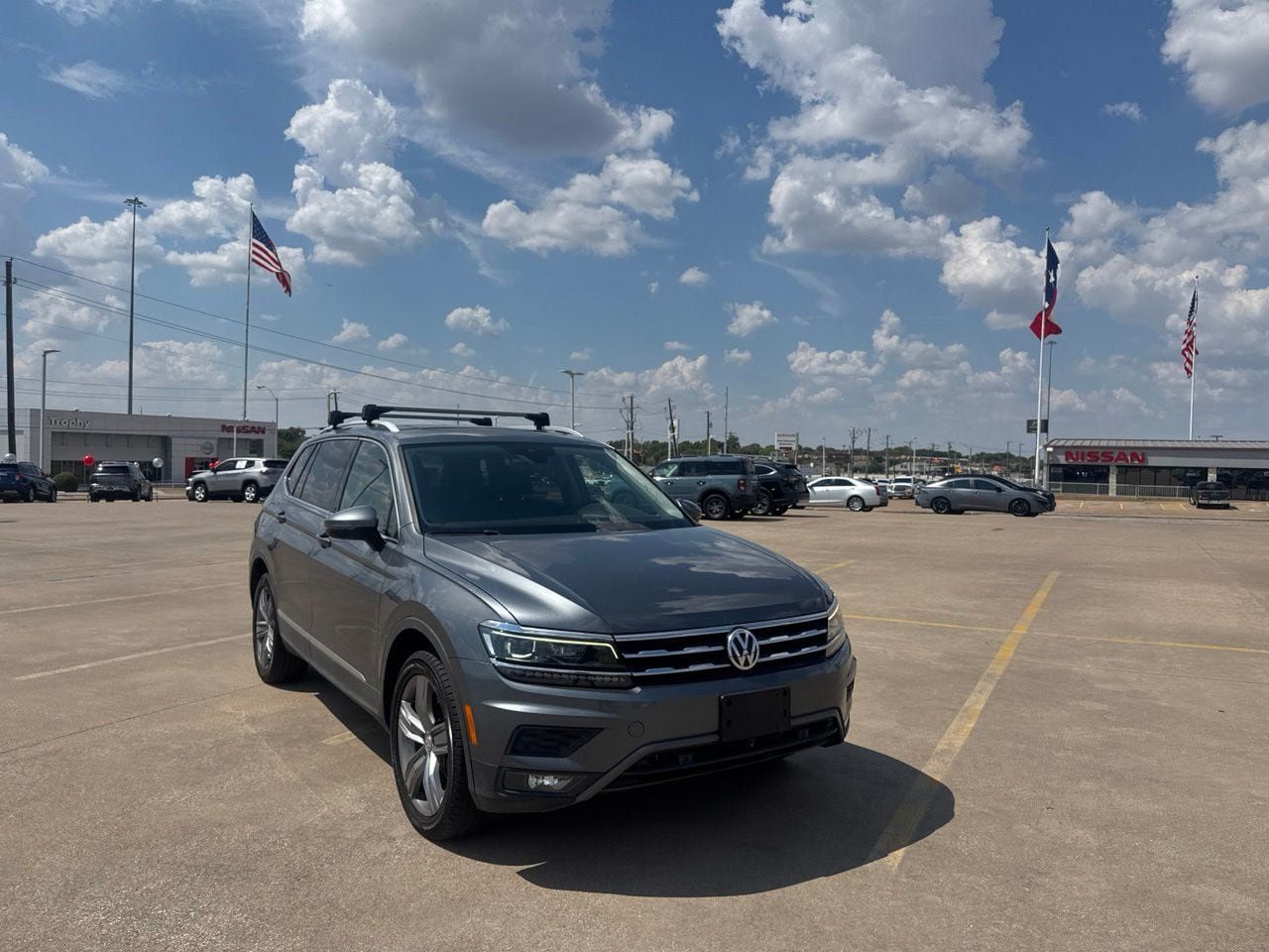 Used 2018 Volkswagen Tiguan SEL Premium FWD image 3