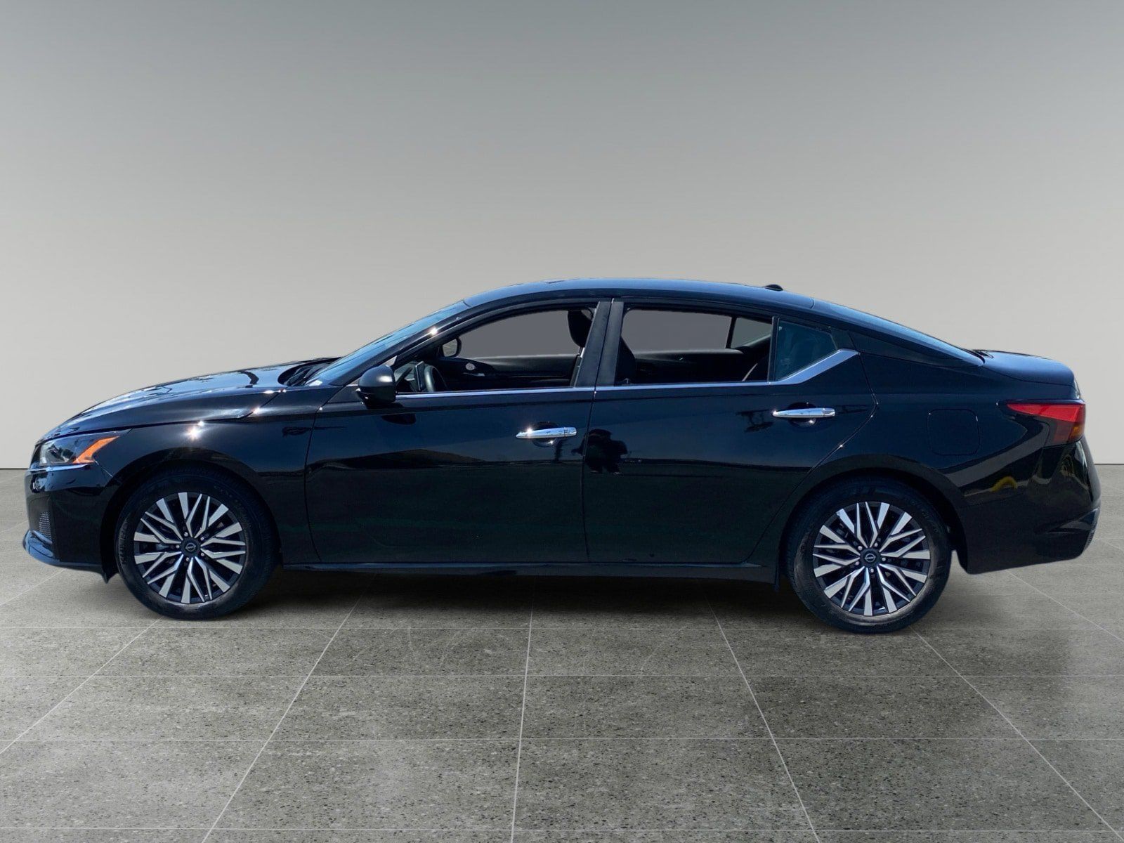 Used 2025 Nissan Altima 2.5 SV FWD image 2