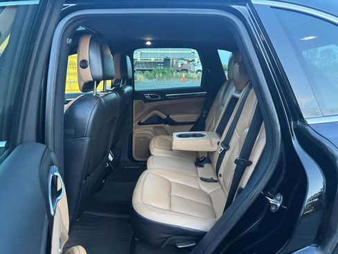 Used 2018 Porsche Cayenne w/ Premium Package AWD/4WD image 21
