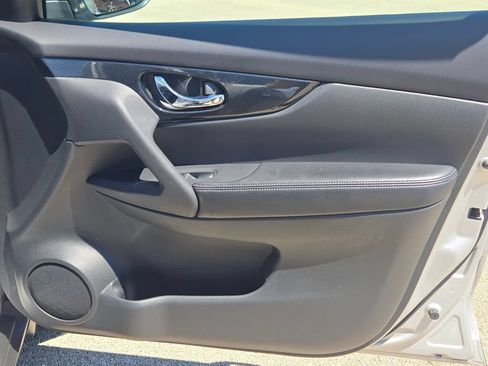Used 2017 Nissan Rogue SL w/ SL Premium Package AWD/4WD image 6