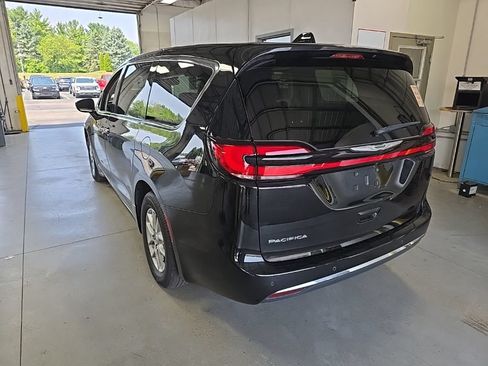 Used 2024 Chrysler Pacifica Touring-L FWD image 3