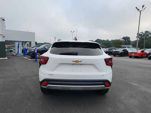 Used 2025 Chevrolet Trax LT FWD image 4