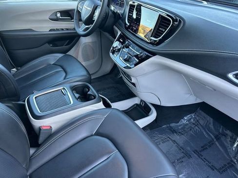 Used 2023 Chrysler Pacifica Touring-L FWD image 19