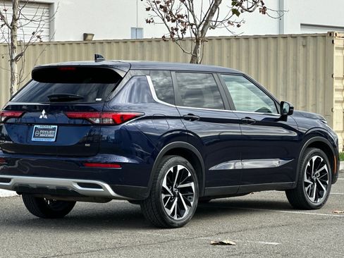 Used 2024 Mitsubishi Outlander SE image 4