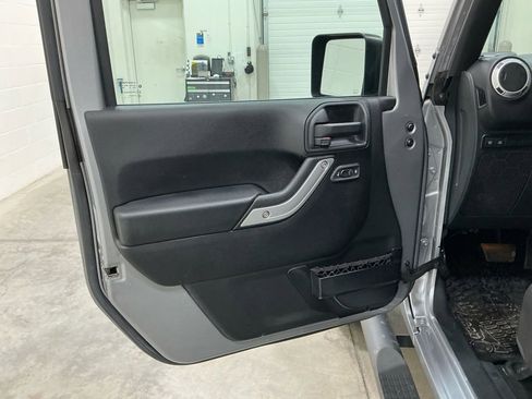 Used 2016 Jeep Wrangler Unlimited Rubicon w/ Connectivity Group image 15