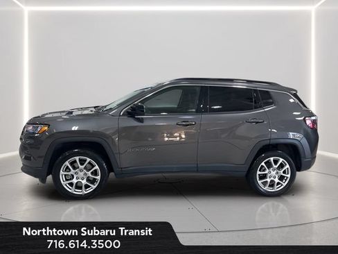 Used 2023 Jeep Compass Latitude AWD/4WD image 2