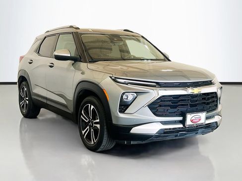 Used 2025 Chevrolet TrailBlazer LT w/ Driver Confidence Package FWD image 3