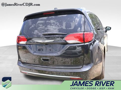 Used 2020 Chrysler Pacifica Touring-L w/ Advanced Safetytec Group FWD image 14