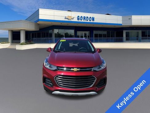 Used 2021 Chevrolet Trax LT w/ LT Convenience Package image 9