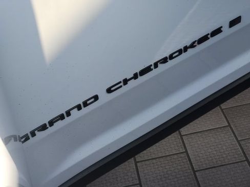 Used 2025 Jeep Grand Cherokee Altitude AWD/4WD image 8