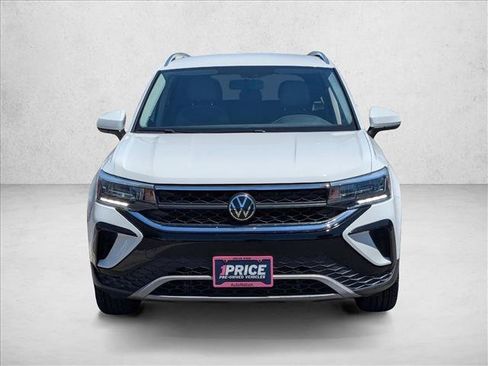 Used 2022 Volkswagen Taos SE FWD image 2
