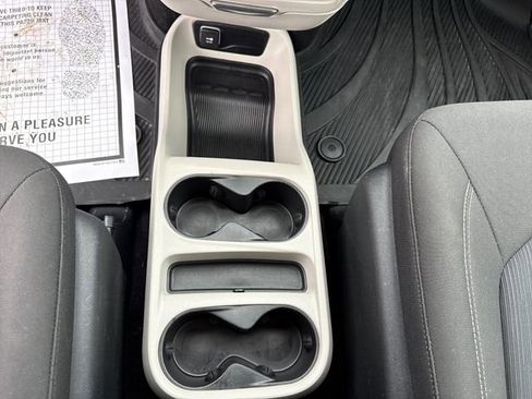 Used 2020 Chrysler Voyager L image 34