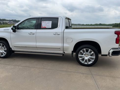 Used 2025 Chevrolet Silverado 1500 High Country AWD/4WD image 6