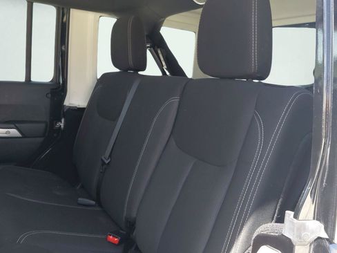 Used 2016 Jeep Wrangler Unlimited Sahara w/ Connectivity Group AWD/4WD image 32