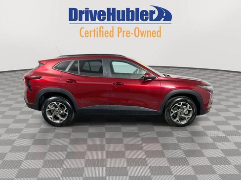 Used 2025 Chevrolet Trax LT w/ LT Convenience Package image 9