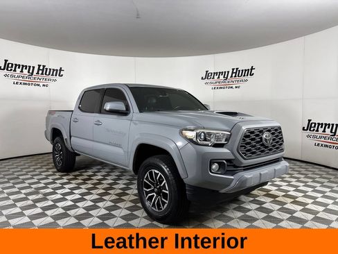 Used 2020 Toyota Tacoma TRD Sport w/ TRD Premium Sport Package AWD/4WD image 4