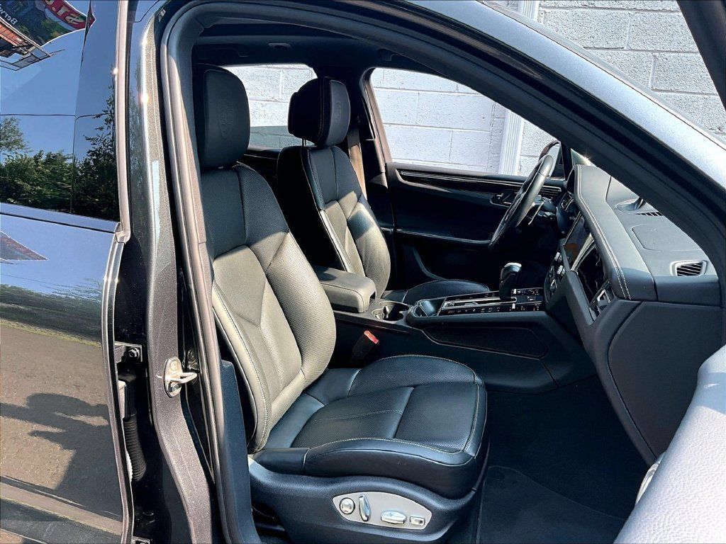 Certified 2023 Porsche Macan Turbo AWD/4WD image 12