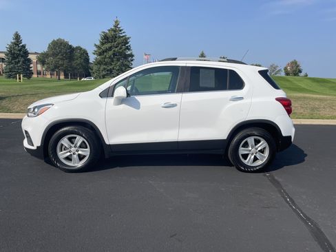 Used 2019 Chevrolet Trax LT w/ LT Convenience Package FWD image 2
