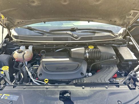 Used 2023 Chrysler Pacifica Touring-L image 17