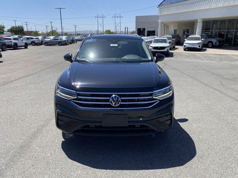 Certified 2022 Volkswagen Tiguan SE w/ Panoramic Sunroof Package FWD image 49