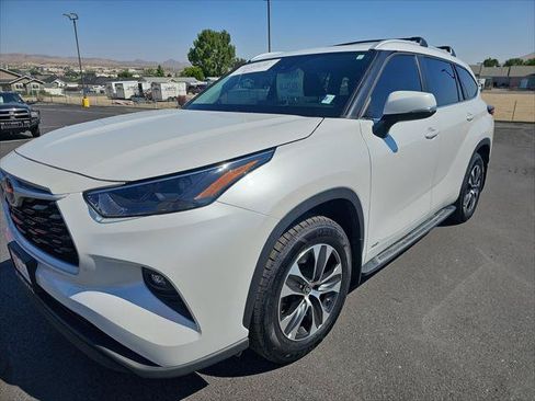 Certified 2025 Toyota Highlander XLE AWD/4WD image 1